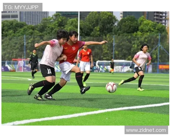 激情四溢的足球比赛瞬间捕捉展现运动员拼搏精神与团队合作的完美画面